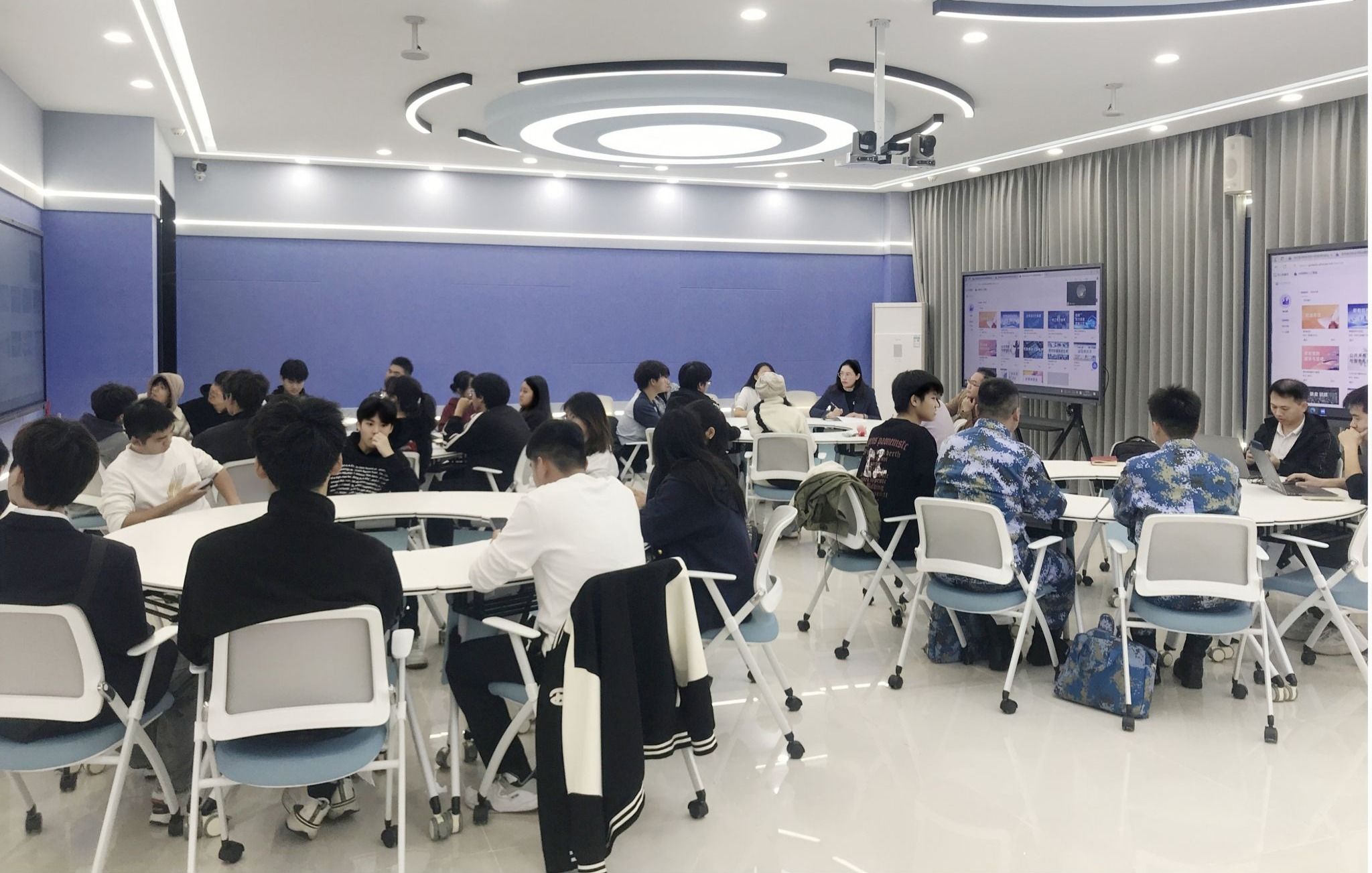 聚焦前沿教育，傾聽學(xué)子心聲——我校召開AI課程使用情況學(xué)生座談會(huì)