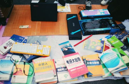 鄭州大學(xué)跳蚤市場(chǎng)火爆 六旬大媽瘋狂砍價(jià),扔下3塊錢 搶買 400塊衣服